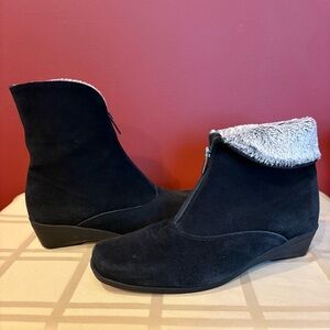 La Canadienne Evita women’s suede black booties size 8.5